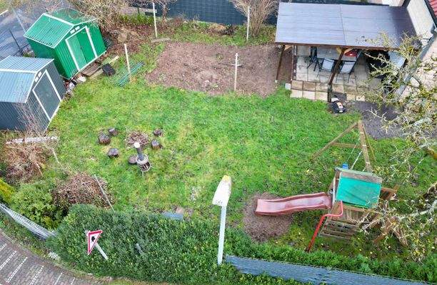 Vorgarten mit Terrasse und Schuppen