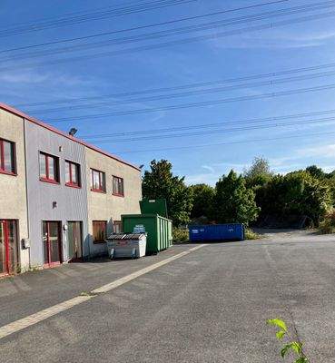 Freifläche mit Parkflächen vor dem Objekt