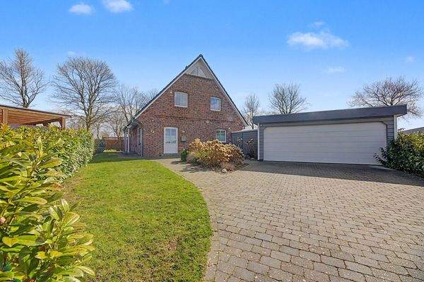 Auffahrt mit Doppelgarage