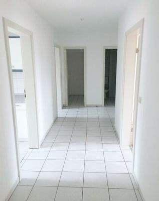 Flur mit Zugang zu allen Räumen