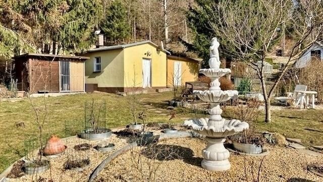 Garten mit Nebengebäude