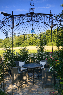 Gartenpavillon im sonnigen Garten