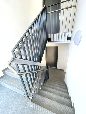 Treppenhaus mit Aufzug