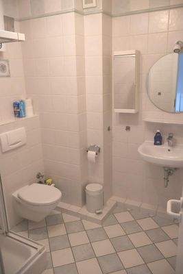 Bad mit Dusche und WC