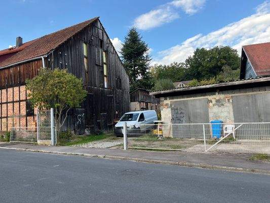 Ansicht Scheune und Garage