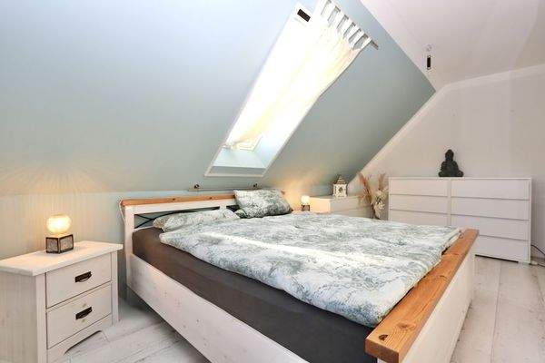 Das großzügige Schlafzimmer