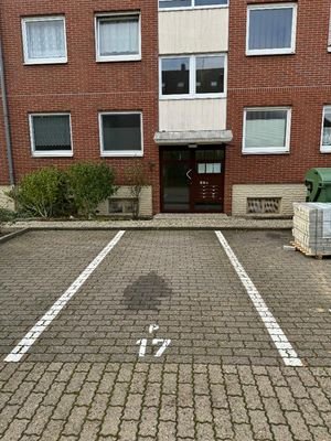 Hauseingang mit eigenem Parkplatz P17