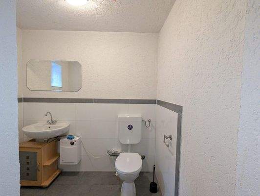 Toiletten im Nebengebäude (2)