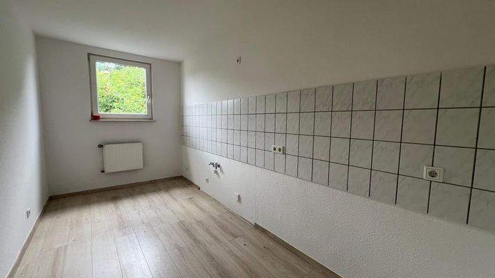 Helle Küche mit Fenster