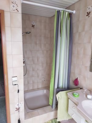 Bad mit Dusche und Badewanne.