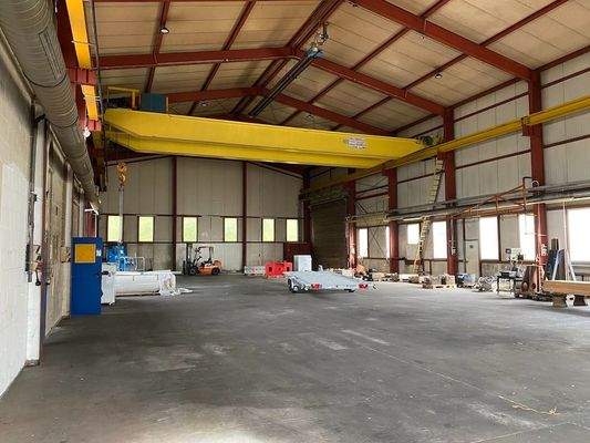 Halle mit Krananlage