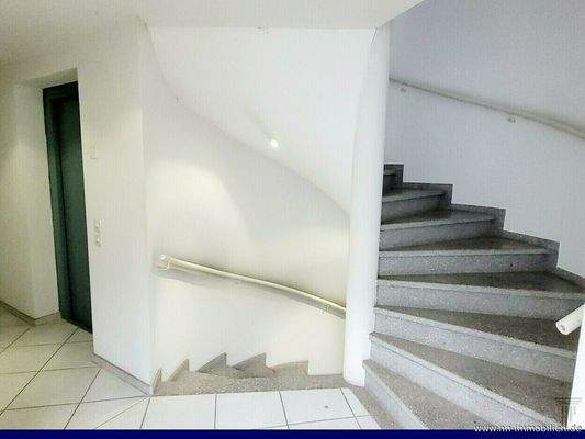 gepflegtes Treppenhaus mit Aufzug