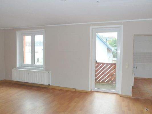 Wohnbereich mit Zugang zum Balkon