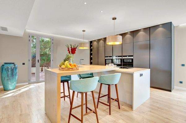 Helle und stilvolle Küche