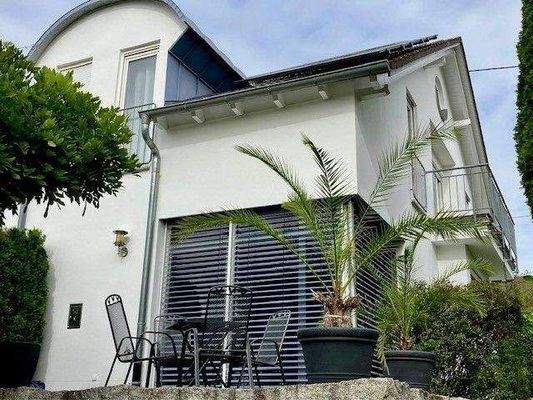 Hausansicht mit Terrasse.jpg