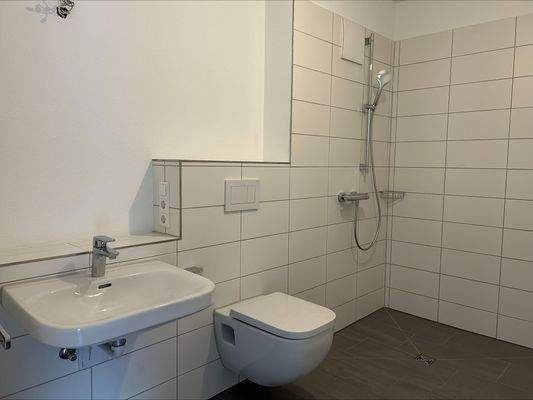 Bad mit begehbarer Dusche, WC und Waschbecken