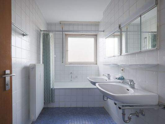 Klassisches Tageslichtbad mit Badewanne und Doppelwaschtisch