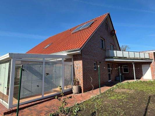 Seitenansicht mit Winter- und Sommergarten