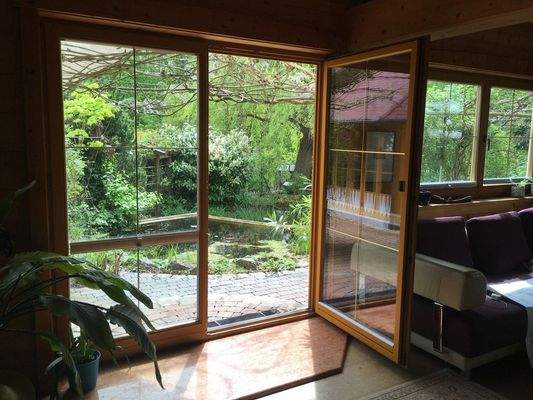 Blick Wohnzimmer in Garten