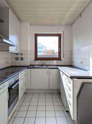 Gut ausgestattete Einbauküche in U-Form