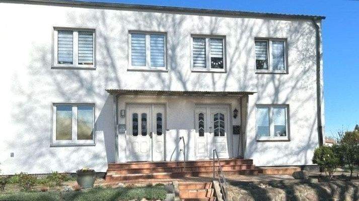 strassenseitige Gebäudeansicht