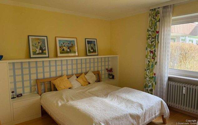 Schlafzimmer mit Fensterblick