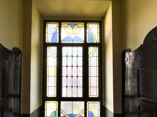 Schmuckvolles Treppenhausfenster