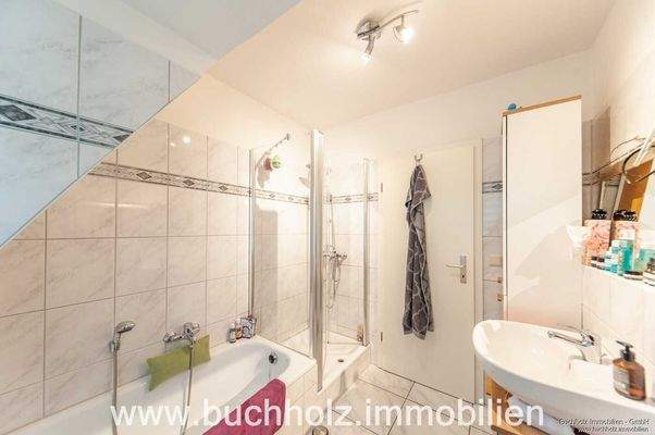 Badezimmer mit Dusche und Badewanne