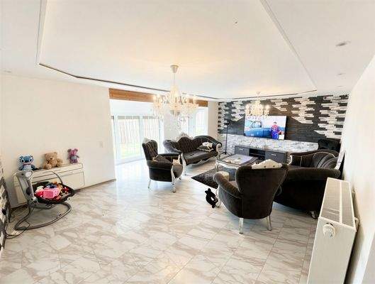 Wohnzimmer und Wintergarten im EG