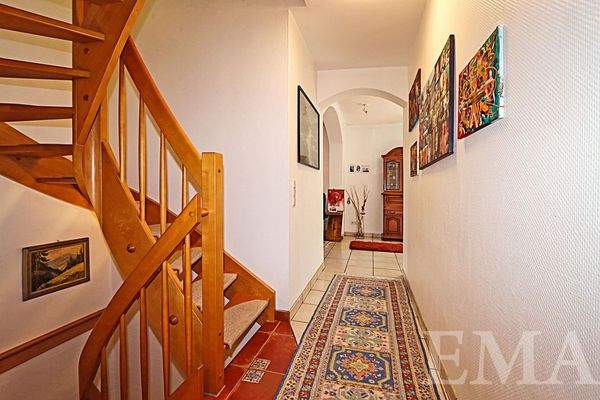 Flur mit Treppe in den Vollkeller