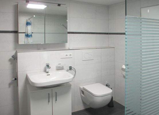 Badezimmer mit Dusche