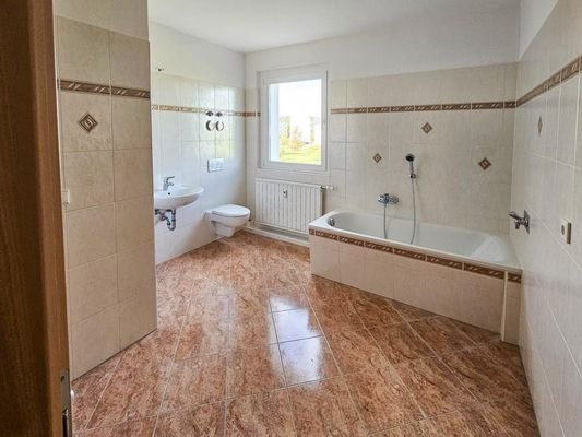 Großes Badezimmer mit Badewanne