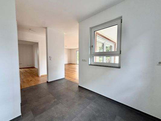 EG: Küche mit Blick in den Wohnraum