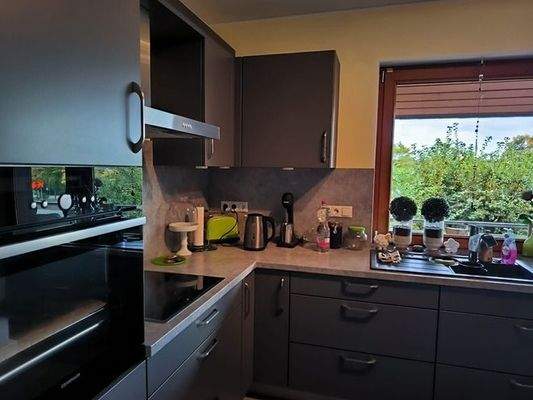 Eine der zwei Küchen