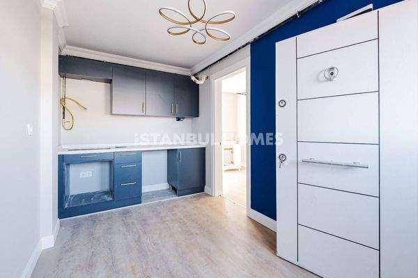 Key-Ready Whole Building in Fatih 100 m from Arterial Road