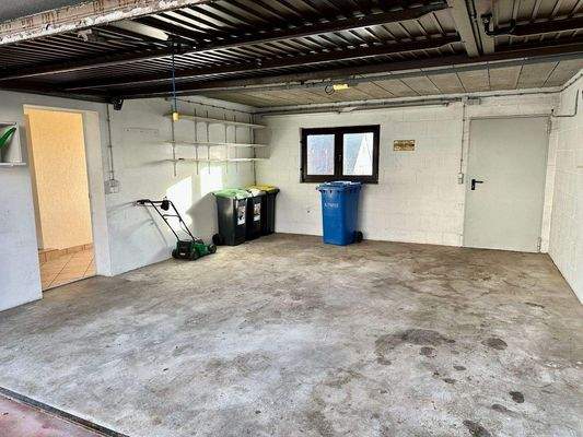 Garage mit Zugang zum Haus und zum Garten