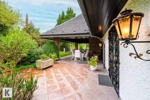 Teilüberdachte Gartenterrasse