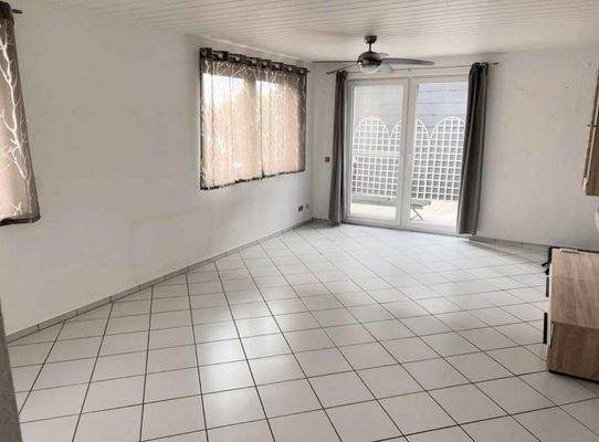 Wohnbereich m. Zugang zum Balkon