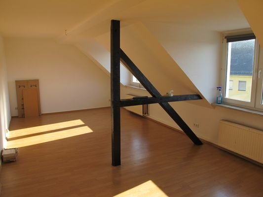 Wohnzimmer mit freistehenden Balken