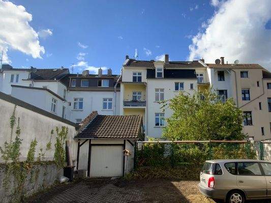 Hofansicht mit PKW-Stellplatz