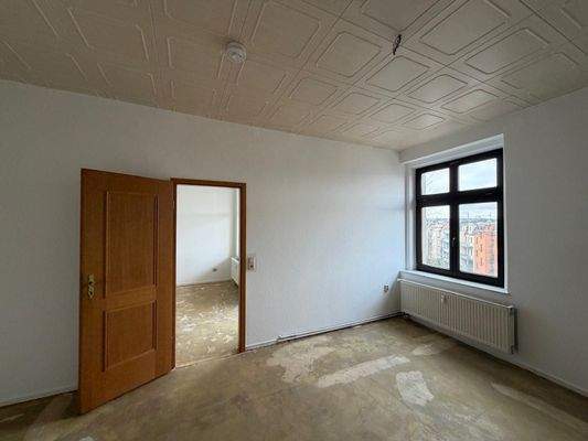 Leeres Zimmer mit Tür