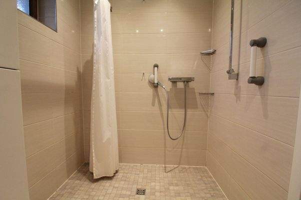 Badezimmer mit ebenerdiger Dusche