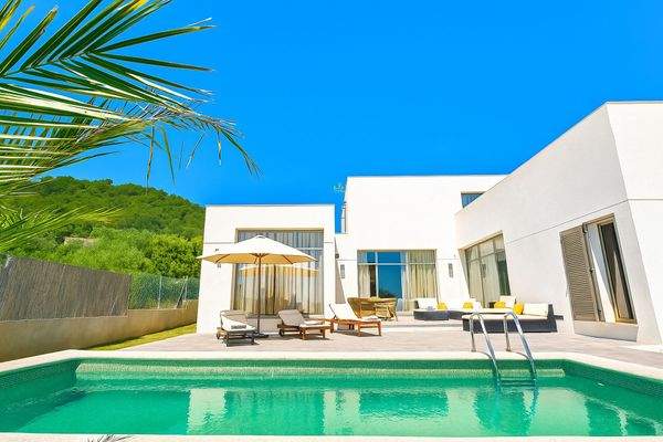 Design-Villa mit Weitblick und mediterranem Garten