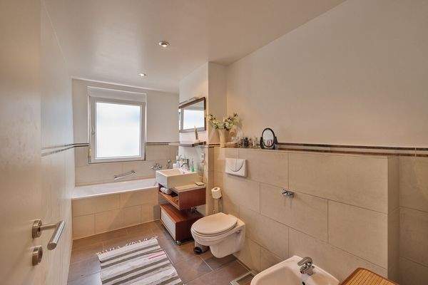 Modernes Tageslichtbad mit Wanne