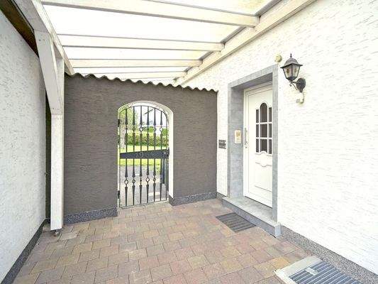 Überdachter Eingangsbereich