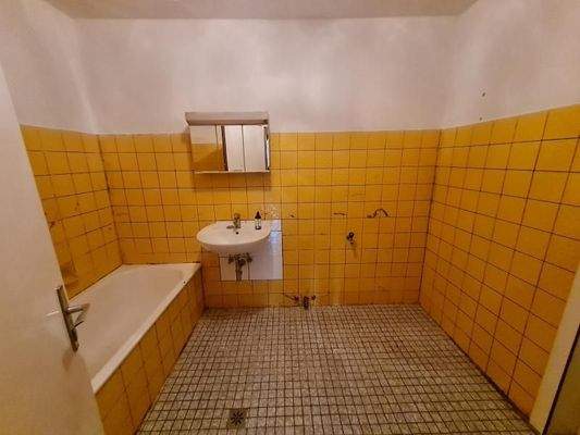 renovierungsbedürftiges Bad