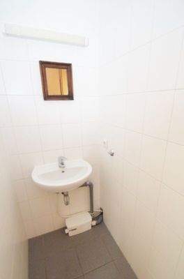 Waschbecken neben Dusche