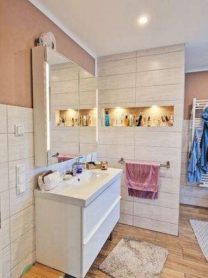 Bad mit Dusche und Wanne