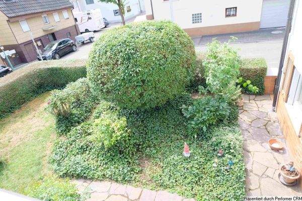 Übersicht Garten vom Balkon des EFH