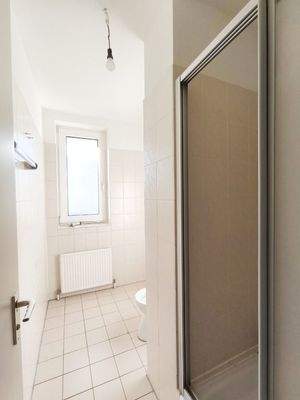 2. Badezimmer mit Dusche (Beispiel einer vergleich